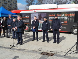 kierownictwo częstochowskiej Policji wspólnie z władzami miasta i współorganizatorami stoją na tle autobusów miejskich podczas briefingu na Placu Biegańskiego