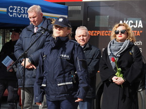 kierownictwo częstochowskiej Policji wspólnie z władzami miasta i współorganizatorami stoją na tle autobusów miejskich podczas briefingu na Placu Biegańskiego