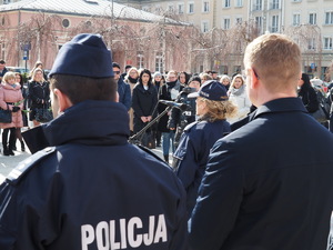 kierownictwo częstochowskiej Policji wspólnie z władzami miasta i współorganizatorami stoją na tle autobusów miejskich podczas briefingu na Placu Biegańskiego