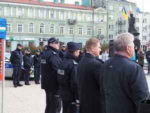 kierownictwo częstochowskiej Policji wspólnie z władzami miasta i współorganizatorami stoją na tle autobusów miejskich podczas briefingu na Placu Biegańskiego