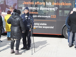 komendant miejski udziela wywiadu na tle autobusu miejskiego stojącego na Placu Biegańskiego