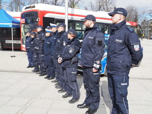 policjanci stoją w szeregu na Placu Biegańskiego podczas briefingu prasowego