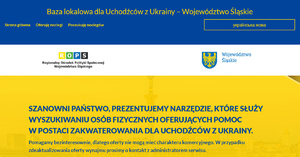 plakat w kolorze niebieskim i żółtym z napisem: Baza lokalowa dla uchodźców z Ukrainy – województwo śląskie. Szanowni Państwo, prezentujemy
narzędzie, które służy wyszukiwaniu osób fizycznych oferujących pomoc w postaci
zakwaterowania dla uchodźców z Ukrainy. Pomagamy bezinteresownie, dlatego oferty nie mogą mieć charakteru komercyjnego. W przypadku zdezaktualizowania oferty wynajmu prosimy o
kontakt z administratorem serwisu.