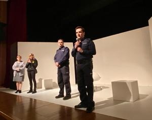 Komendant Miejski Policji w Częstochowie mł. insp. Dariusz Kiedrzyn podczas prelekcji w Klubie Politechnik