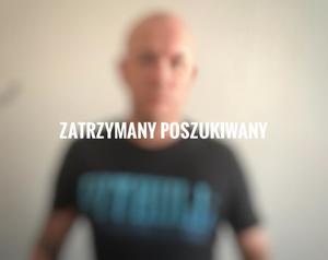 na zdjęciu znajduje się rozmazane zdjęcie zatrzymanej osoby poszukiwanej