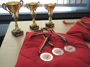 puchary i medale za I miejsce ułożone na stoliku