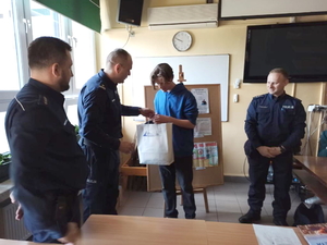 policjanci wręczają nagrodę zwycięzcom w sali lekcyjnej