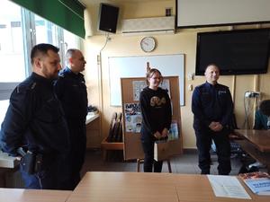 policjanci wręczają nagrodę zwycięzcom w sali lekcyjnej