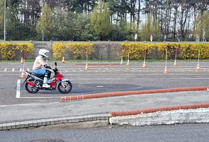 uczeń na motocyklu pokonuje tor przeszkód