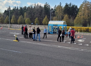 uczniowie szkół średnich zgromadzeni na placu manewrowym w Wojewódzkim Ośrodku Ruchu Drogowego