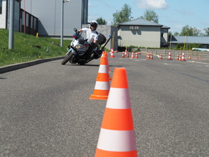 motocykliści doskonalą swoje umiejętności na placu manewrowym pod okiem policjantów na motocyklach