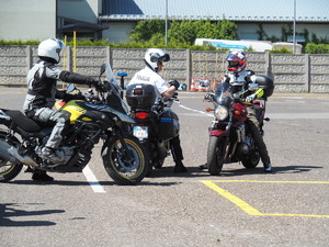 motocykliści doskonalą swoje umiejętności na placu manewrowym pod okiem policjantów na motocyklach