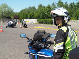 motocykliści doskonalą swoje umiejętności na placu manewrowym pod okiem policjantów na motocyklach