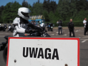 motocykliści doskonalą swoje umiejętności na placu manewrowym pod okiem policjantów na motocyklach