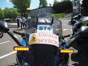 motocykl z napisem uwaga wyścig