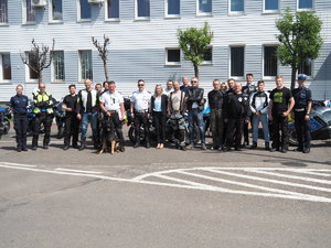 uczestnicy eventu i policjanci pozują do wspólnego zdjęcia przed budynkiem Wojewódzkiego Ośrodka Ruchu Drogowego w Częstochowie