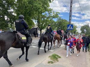 policjanci na koniach patrolują rejon stadionu piłkarskiego w Częstochowie