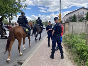 policjanci na koniach patrolują rejon stadionu piłkarskiego w Częstochowie
