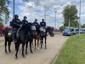 policjanci na koniach patrolują rejon stadionu piłkarskiego w Częstochowie