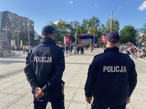 policjanci stoją na Placu Biegańskiego, na wprost sceny