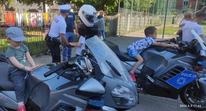mali chłopcy siedzą na motocyklach policyjnych podczas festynu organizowanego na terenie szkoły