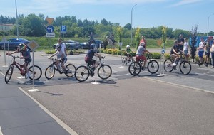 na zdjęciu 6 dzieci na rowerach, które przejeżdżają przez skrzyżowanie miasteczka rowerowego