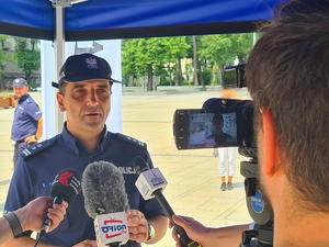 na zdjęciu Komendant Miejski Policji w Częstochowie młodszy inspektor Dariusz Kiedrzyn udzielający wywiadu