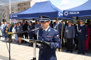 Komendant Miejski Policji w Częstochowie młodszy inspektor Dariusz Kiedrzyn podczas przemówienia stoi na Placu Biegańskiego przed mównicą