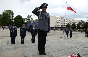 policjant salutuje przed pomnikiem Józefa Piłsudskiego