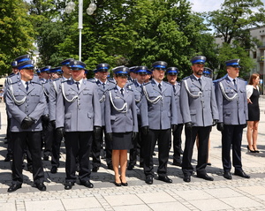 policjanci stoją w szeregu na Placu Biegańskiego