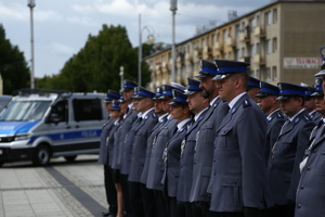 policjanci stoją w szeregu na Placu Biegańskiego