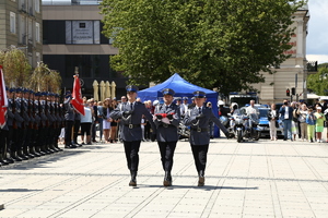 policjanci z pocztem flagowym na Placu Biegańskiego