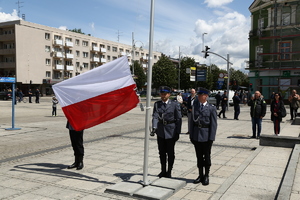 policjanci z pocztem flagowym na Placu Biegańskiego