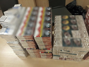 na zdjęciu kilka rzędów nielegalnych paczek papierosów ułożonych w stosy