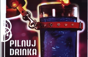 na zdjęciu plakat promujący akcję &quot;pilnuj drinka&quot;, przedstawia szklankę z napojem na która założona jest smycz, trzymana przez dłoń osoby