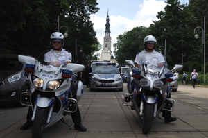 policjanci na motocyklach na tle Jasnej Góry