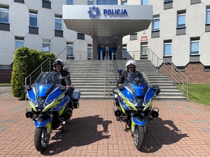 nowe 2 motocykle policyjne oznakowane, stoją przed Komendą Miejską Policji w Częstochowie