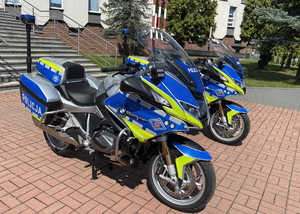 nowe 2 motocykle policyjne oznakowane, stoją przed Komendą Miejską Policji w Częstochowie