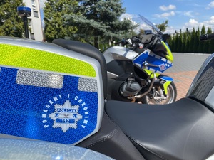 nowe 2 motocykle policyjne oznakowane, stoją przed Komendą Miejską Policji w Częstochowie