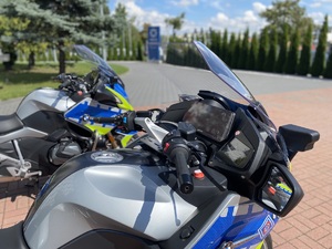 nowe 2 motocykle policyjne oznakowane, stoją przed Komendą Miejską Policji w Częstochowie