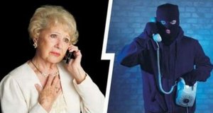 starsza kobieta trzyma słuchawkę od telefonu w ręku, obok na drugim zdjęciu przestępca - ubrany w kominiarkę zasłaniająca twarz również trzyma słuchawkę telefoniczna w ręku