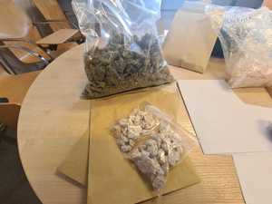 narkotyki zabezpieczone przez policjantów rozłożone na stole