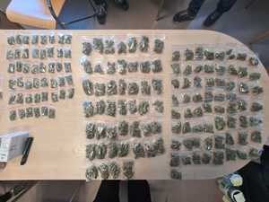 narkotyki zabezpieczone przez policjantów rozłożone na stole