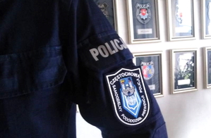 zbliżenie na ramię umundurowanego policjanta, gdzie umieszczona jest naszywka z napisem: Samodzielny Pododdział Prewencji Policji w Częstochowie
