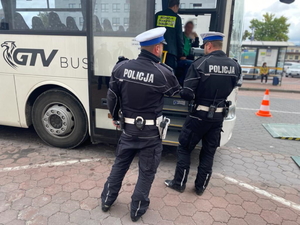 policjanci stoją przed drzwiami autobusu, w środku widać funkcjonariusza Inspekcji Transportu Drogowego, który rozmawia z kierowcą