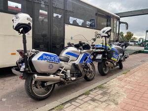 policyjne motocykle stoją obok kontrolowanego autobusu