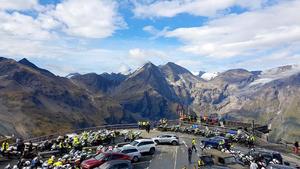 kilkadziesiąt policyjnych motocykli stoi na parkingu na szczycie góry
