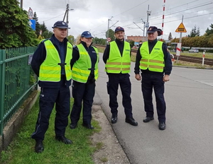 policjant, policjantka i 2 funkcjonariuszy straży ochrony kolei pozują do zdjęcia