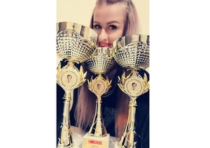 Agnieszka Jeż pozuje do zdjęcia z 3 pucharami - zbliżenie na jej twarz