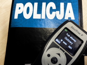 czarne etui z napisem policja, na nim urządzenie do pomiaru stanu trzeźwości